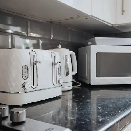 Beautiful 2 Bed House Near Etihad Stadium & Coop Live, Sleeps 5, Free Parking דירה מנצ'סטר