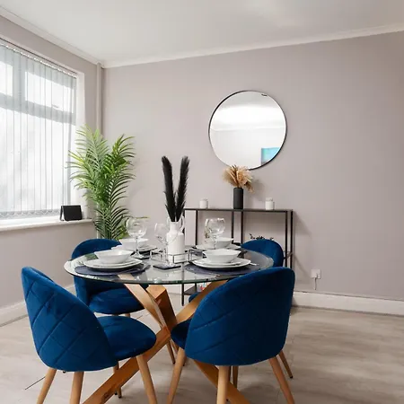 Beautiful 2 Bed House Near Etihad Stadium & Coop Live, Sleeps 5, Free Parking * מנצ'סטר