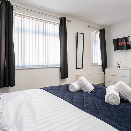 Beautiful 2 Bed House Near Etihad Stadium & Coop Live, Sleeps 5, Free Parking דירה