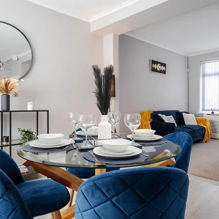 Stunning & Cozy Abode, Sleeps 5, Free Parking Apartment *