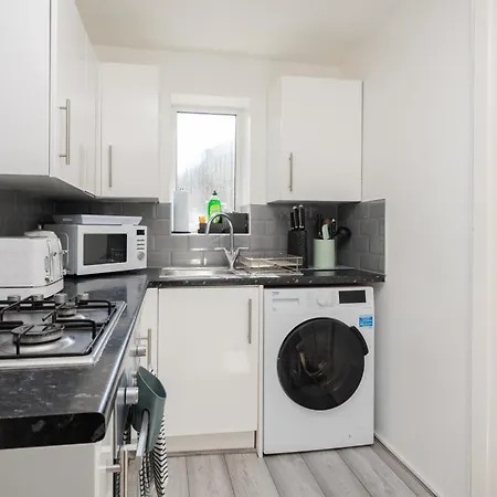 Beautiful 2 Bed House Near Etihad Stadium & Coop Live, Sleeps 5, Free Parking *
