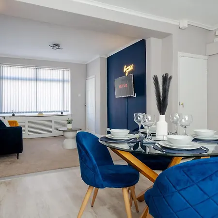 Beautiful 2 Bed House Near Etihad Stadium & Coop Live, Sleeps 5, Free Parking מנצ'סטר