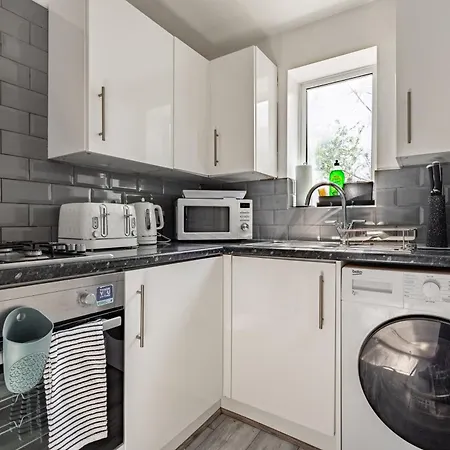 Beautiful 2 Bed House Near Etihad Stadium & Coop Live, Sleeps 5, Free Parking * מנצ'סטר