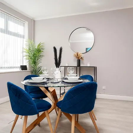 Apartment Stunning & Cozy Abode, Sleeps 5, Free Parking *
