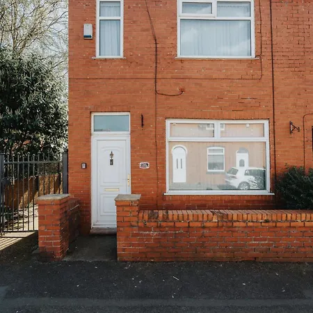 Beautiful 2 Bed House Near Etihad Stadium & Coop Live, Sleeps 5, Free Parking *