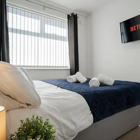 Beautiful 2 Bed House Near Etihad Stadium & Coop Live, Sleeps 5, Free Parking * מנצ'סטר