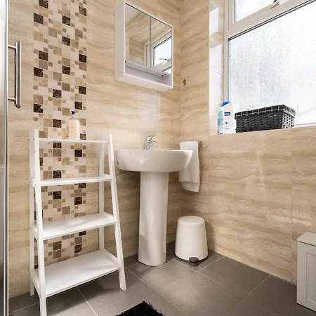 Beautiful 2 Bed House Near Etihad Stadium & Coop Live, Sleeps 5, Free Parking דירה