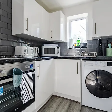 Apartment Stunning & Cozy Abode, Sleeps 5, Free Parking *
