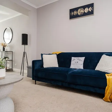 Stunning & Cozy Abode, Sleeps 5, Free Parking *