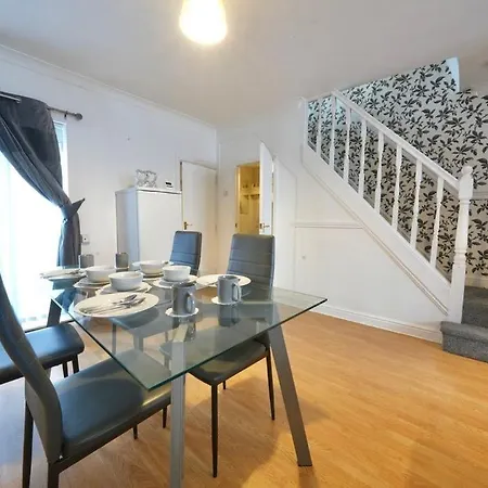 Three Bedroom House By Brookland Serviced Short Lets With Free Wifi Casa vacanze *