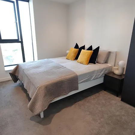 Penthouse-like With & Waterfront Views In Old Trafford