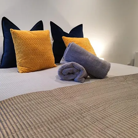 Penthouse-like With & Waterfront Views In Old Trafford 曼彻斯特
