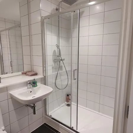 Penthouse-like With & Waterfront Views In Old Trafford With 500mbps Internet And Netflix דירה מנצ'סטר