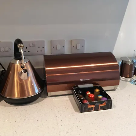 Penthouse-like With & Waterfront Views In Old Trafford With 500mbps Internet And Netflix