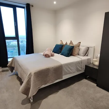 Penthouse-like With & Waterfront Views In Old Trafford Manchester