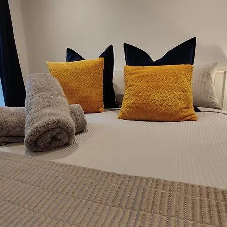 Penthouse-like With & Waterfront Views In Old Trafford With 500mbps Internet And Netflix