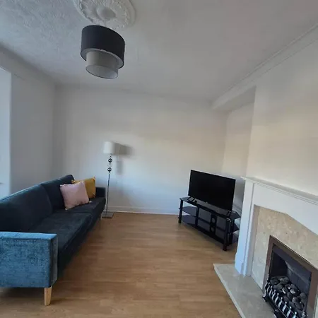 Hébergement de vacances 3-bedroom House W Free Parking, Near Man Airport!