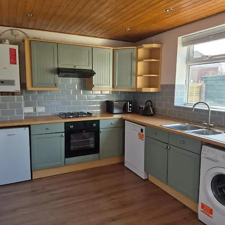 Holiday home 3-bedroom House W Free Parking, Near Man Airport! *