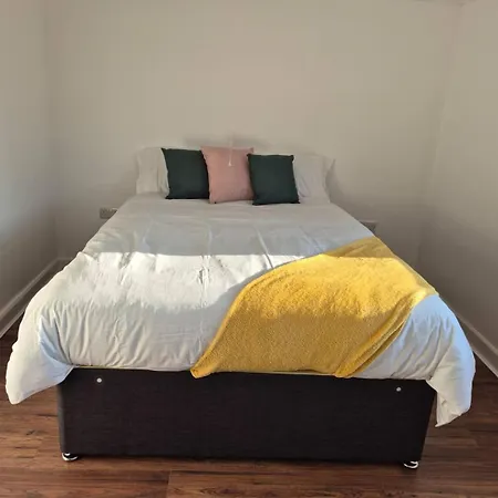 3-bedroom House W Free Parking, Near Man Airport! * Manchester