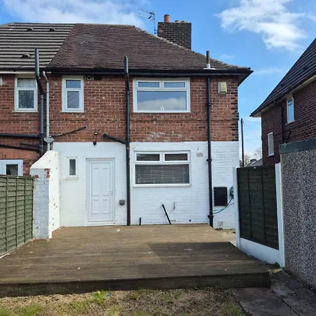 3-bedroom House W Free Parking, Near Man Airport! * Manchester