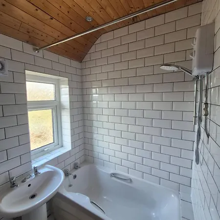 3-bedroom House W Free Parking, Near Man Airport!