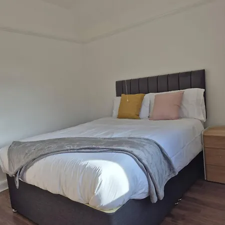 3-bedroom House W Free Parking, Near Man Airport!
