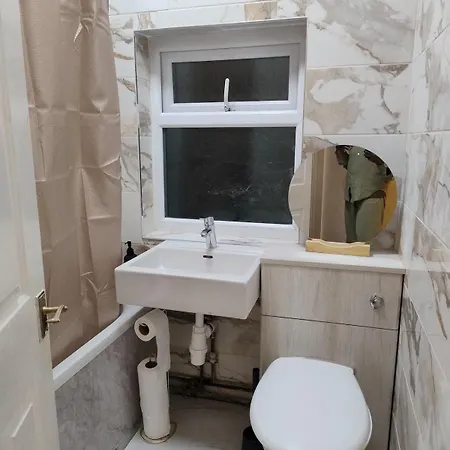 Holiday home 3br Sleeps 10 Walk To Alex Park Manchester