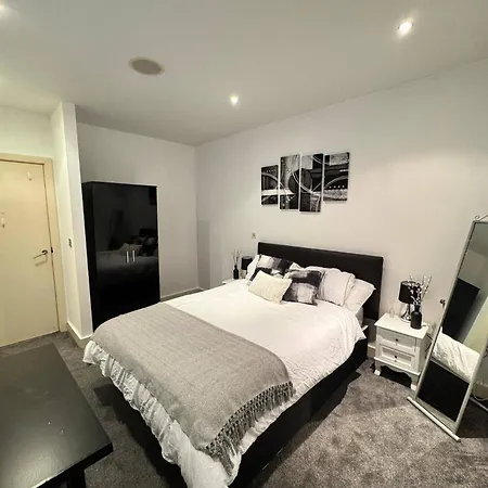 2 Bedrooms - Sleeps 4 - Parking - Petok * マンチェスター