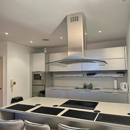 2 Bedrooms - Sleeps 4 - Parking - Petok Apartament Manchester