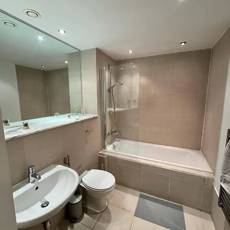 2 Bedrooms - Sleeps 4 - Parking - Petok * マンチェスター