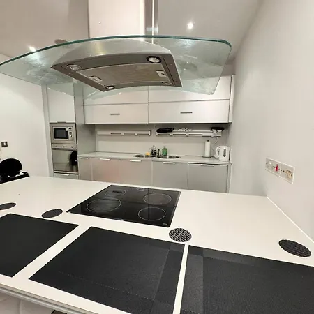 2 Bedrooms - Sleeps 4 - Parking - Petok Manchester