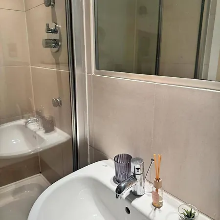 2 Bedrooms - Sleeps 4 - Parking - Petok Apartament