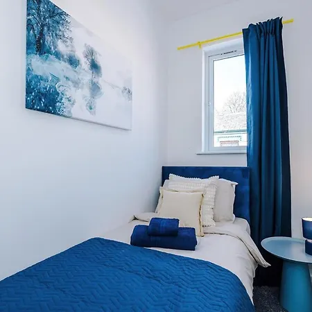 Game Room, Free Parking, Spacious 4 Bedroom In Salford Apartment Manchester