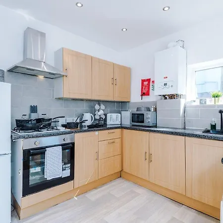 Game Room, Free Parking, Spacious 4 Bedroom In Salford * Manchester