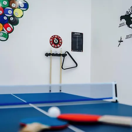 Game Room, Free Parking, Spacious 4 Bedroom In Salford