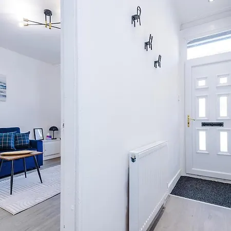 Game Room, Free Parking, Spacious 4 Bedroom In Salford Apartment