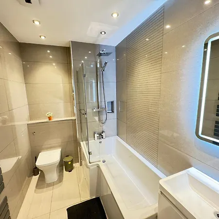 Дом отдыха Modern 4-bed House Free Parking Walking Distance To Coop Live , Etihad, Ancoats And Centre Манчестер