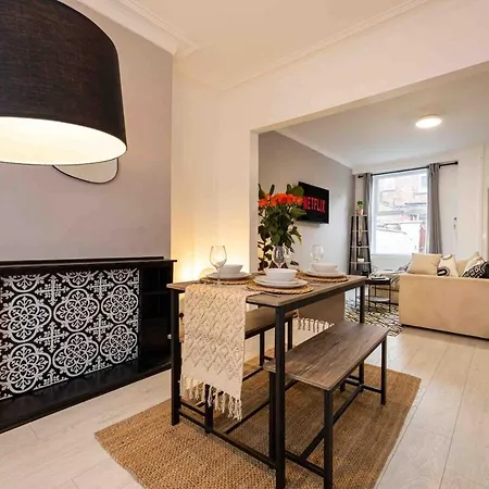 Spacious & Cozy In Salford