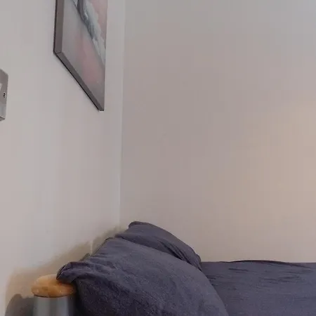 Spacious 2 Bed Flat, Free Parking, Close To Town Apartment *