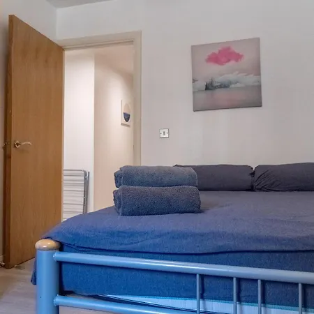 Spacious 2 Bed Flat, Free Parking, Close To Town * Manchester