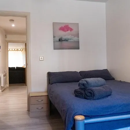 Spacious 2 Bed Flat, Free Parking, Close To Town