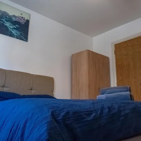 Spacious 2 Bed Flat, Free Parking, Close To Town *