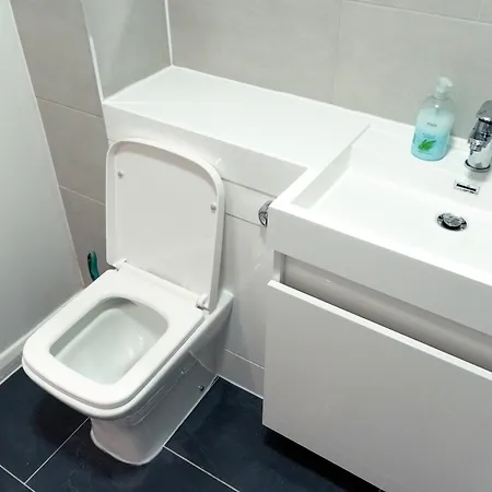 Spacious 2 Bed Flat, Free Parking, Close To Town * Manchester