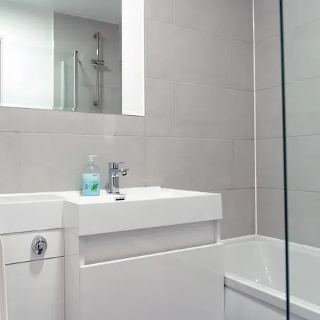 דירה Spacious 2 Bed Flat, Free Parking, Close To Town