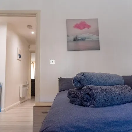 Spacious 2 Bed Flat, Free Parking, Close To Town * Manchester