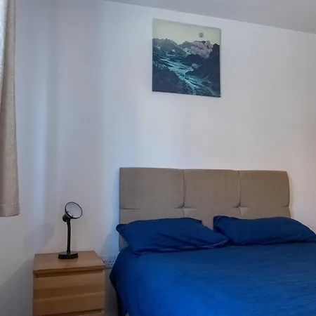 Spacious 2 Bed Flat, Free Parking, Close To Town דירה *