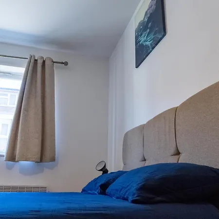 Spacious 2 Bed Flat, Free Parking, Close To Town Apartment Manchester