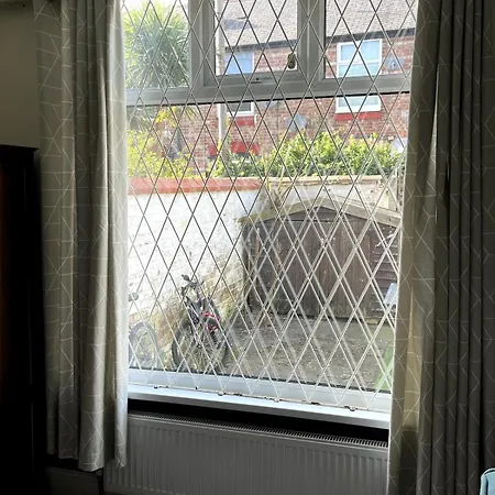 Homestay Double - Town & Nearby, 24h Bus, Airport-linked Manchester