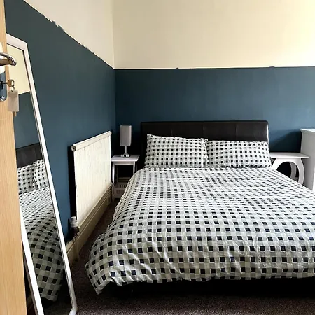 Double - Town & Nearby, 24h Bus, Airport-linked * Manchester