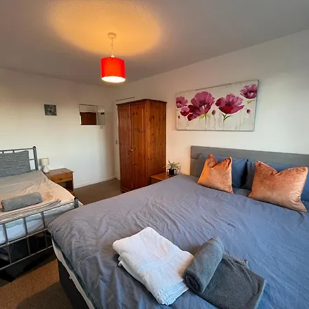 Cosy 2 Bedroom Near Centre Lägenhet